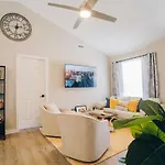 Retreat - 4 Bedroom Oasis With King & Private Yard Near Downtown Charlotte