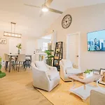 Holiday home Retreat - 4 Bedroom Oasis With King & Private Yard Near Downtown *