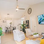 Holiday home Retreat - 4 Bedroom Oasis With King & Private Yard Near Downtown