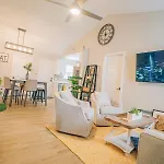 Retreat - 4 Bedroom Oasis With King & Private Yard Near Downtown *
