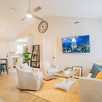 Holiday home Retreat - 4 Bedroom Oasis With King & Private Yard Near Downtown *