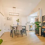 Holiday home Retreat - 4 Bedroom Oasis With King & Private Yard Near Downtown