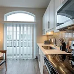 Modern Apartment In Prime Location Id3676