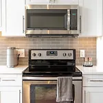Modern Apartment In Prime Location Id3677
