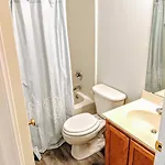 Rare Downtown Matthews Walk 2 Shops Restauraunts Hike Clt 2 Bedroom Not 3br Holiday home *