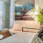 Rare Downtown Matthews Walk 2 Shops Restauraunts Hike Clt 2 Bedroom Not 3br Holiday home Charlotte