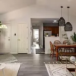 Rare Downtown Matthews Walk 2 Shops Restauraunts Hike Clt 2 Bedroom Not 3br Holiday home *