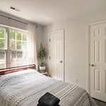 Rare Downtown Matthews Walk 2 Shops Restauraunts Hike Clt 2 Bedroom Not 3br * Charlotte