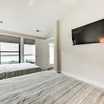 Modern + Stylish Condo: 5 Mi To Downtown * Charlotte
