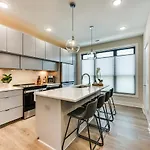 Holiday home Modern + Stylish Condo: 5 Mi To Downtown Charlotte