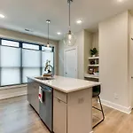 Modern + Stylish Condo: 5 Mi To Downtown Holiday home