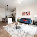 Luxury Wifi, Gym, Pool, Shops & Food! Unit 329