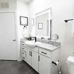 Luxury Wifi, Gym, Pool, Shops & Food! Unit 329