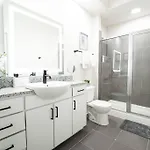 Luxury Wifi, Gym, Pool, Shops & Food! Unit 329 * Charlotte