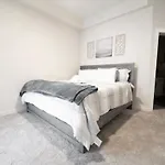 Apartment Luxury Wifi, Gym, Pool, Shops & Food! Unit 329