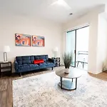 Luxury Wifi, Gym, Pool, Shops & Food! Unit 329 Charlotte