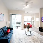 Luxury Wifi, Gym, Pool, Shops & Food! Unit 329 Charlotte