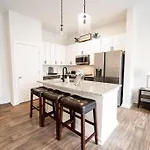 Luxury Wifi, Gym, Pool, Shops & Food! Unit 329 Apartment *