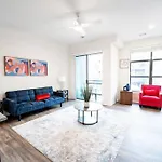 Luxury Wifi, Gym, Pool, Shops & Food! Unit 329 *