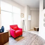 Luxury Wifi, Gym, Pool, Shops & Food! Unit 329 Apartment *