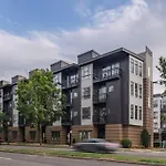 Studio Townhouse In Uptown King Bed-Wi-Fi-Full Kitchen- Washer & Dryer