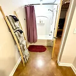 Charming 1br - Full Kitchen - Uptown Living