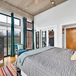 Apartment Charming 1br - Full Kitchen - Uptown Living *