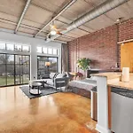 Charming 1br - Full Kitchen - Uptown Living Apartment *