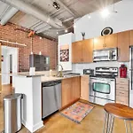 Charming 1br - Full Kitchen - Uptown Living * Charlotte