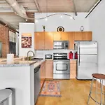 Charming 1br - Full Kitchen - Uptown Living Apartment *