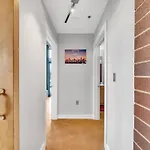 Apartment Charming 1br - Full Kitchen - Uptown Living *