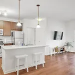 1Br King Bed Near Shopping, Dining & Entertainment