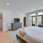 Holiday home Luxe Townhome In South End Near Uptown!