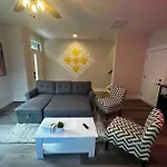 Apartment 4 Story Queen Retreat! New! Walk To Downtown!