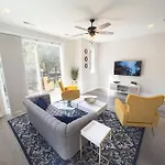 Apartment 4 Story Queen Retreat! New! Walk To Downtown!