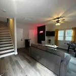 Apartment 4 Story Queen Retreat! New! Walk To Downtown! *