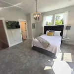 4 Story Queen Retreat! New! Walk To Downtown! *