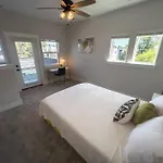 4 Story Queen Retreat! New! Walk To Downtown!