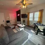 4 Story Queen Retreat! New! Walk To Downtown! Apartment *
