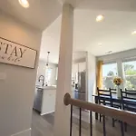 4 Story Queen Retreat! New! Walk To Downtown!