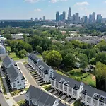Apartment 4 Story Queen Retreat! New! Walk To Downtown! *