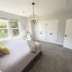 4 Story Queen Retreat! New! Walk To Downtown! Apartment