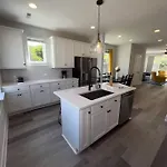 4 Story Queen Retreat! New! Walk To Downtown! *