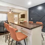 Charm Haven With Outdoor Tv Holiday home *