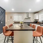Charm Haven With Outdoor Tv Holiday home