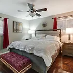 Charm Haven With Outdoor Tv Holiday home