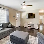 Charm Haven With Outdoor Tv Holiday home *