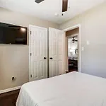 Holiday home Charm Haven With Outdoor Tv