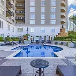 Spacious 2 Bed, 2 Bath Uptown Gem In The Heart Of The City-parking-wi-fi-balcony-walk To Boa Stadium Apartment *