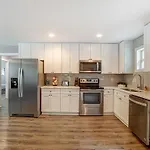 Uptown W Hot Tub & Fire Pit I Two King Beds